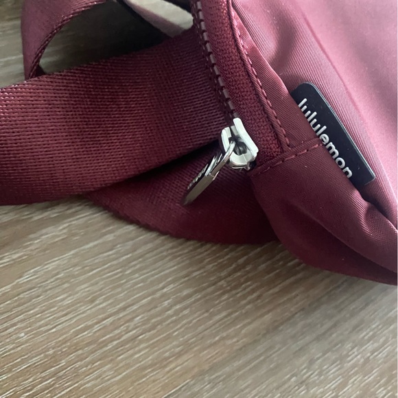 Lululemon Everywhere belt bag red merlot maroon red Fanny pack - Picture 5 of 7